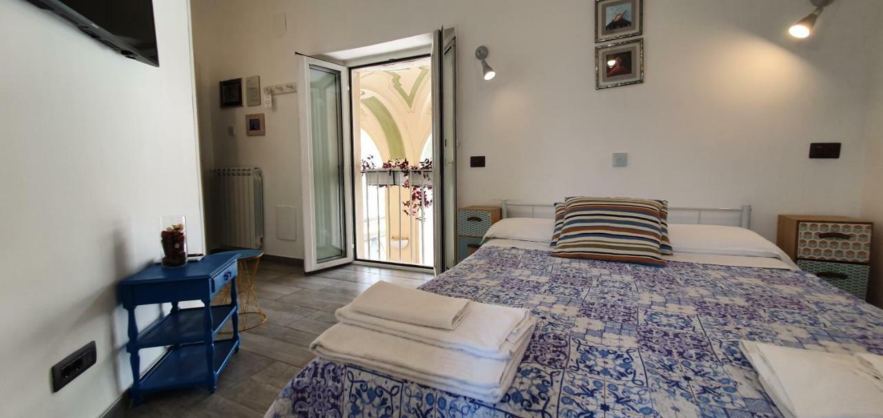 The Spanish Palace Rooms, Suites Apartments & Terraces Napoli Esterno foto